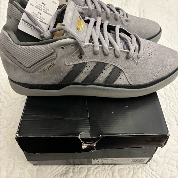 **Adidas NEW with tags and box TYSHAWN grey size US 12 mens - Picture 4 of 5